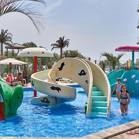Melisea Aparthotel Pool & Spa Mamaia Nord ナボダリ エクステリア 写真